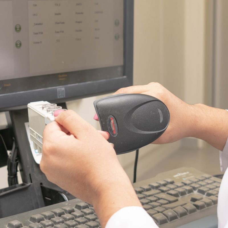 laboratorio-lac-trelew-escanear-muestras-para-resultados-de-analisis-clinicos